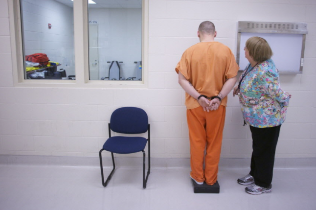 Judge OKs class-action suit over Illinois prison health care